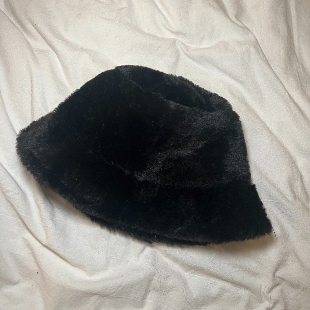 Black fur bucket hat